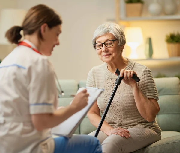 Lycklig patient och vårdgivare — Stockfoto