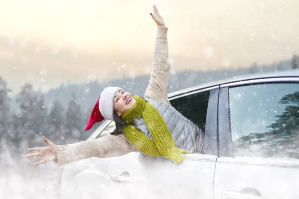 Woman is relaxing and enjoying road trip — Stock Photo, Image