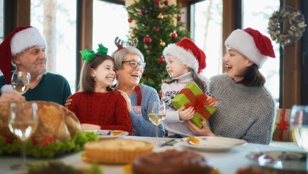 Família celebrando o Natal — Fotografia de Stock