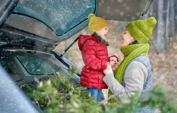 Madre, niño y coche en la naturaleza nevada del invierno — Foto de Stock