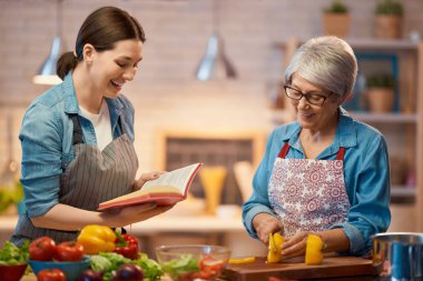 Mutfakta mutlu bir aile.