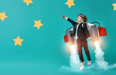 Astronot kostümlü bir çocuk.