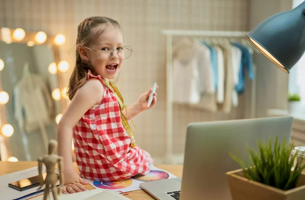 Meisje op een computer werkt — Stockfoto