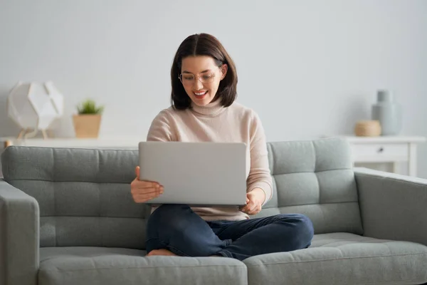 Gelukkig mooi vrouw — Stockfoto