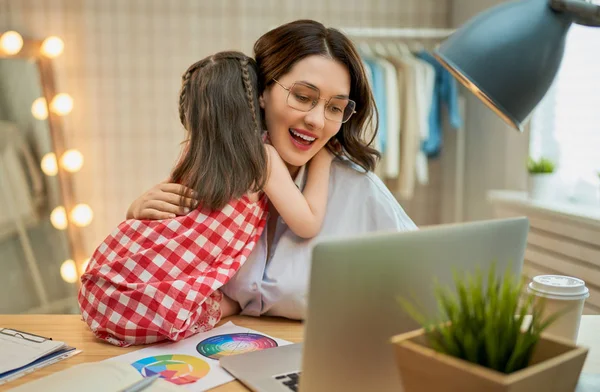 Frau arbeitet in Werkstatt — Stockfoto