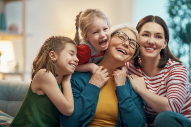 Aile birlikte vakit geçiriyor.                             