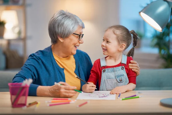 Chica estudiando con la abuela . — Foto de Stock