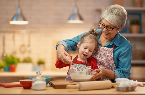 Selbstgemachtes Essen und kleine Helfer — Stockfoto