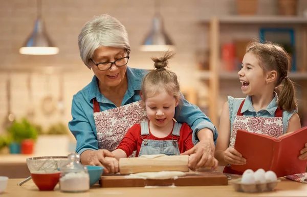 Zelfgemaakte gerechten en kleine helper — Stockfoto