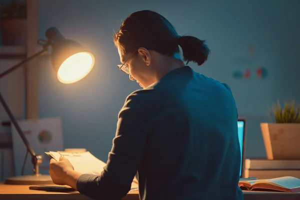 Vrouw werkt aan een laptop — Stockfoto