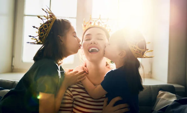 Mutlu sevgi dolu aile. — Stok fotoğraf