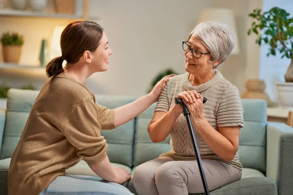 Äldre patienter och vårdgivare — Stockfoto
