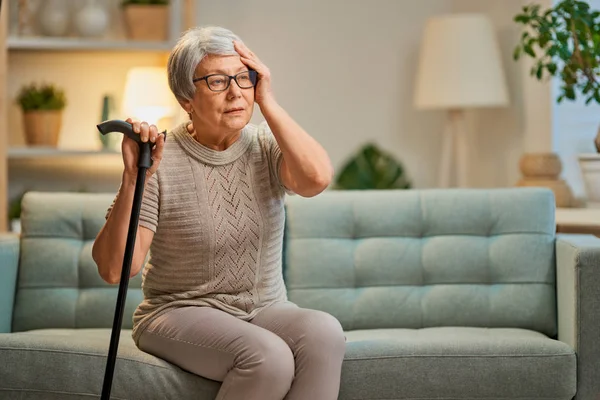 Äldre kvinna mår inte bra — Stockfoto