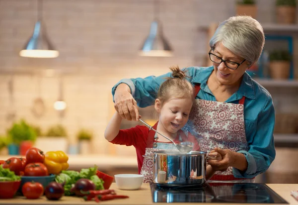 Selbstgemachtes Essen und kleine Helfer — Stockfoto