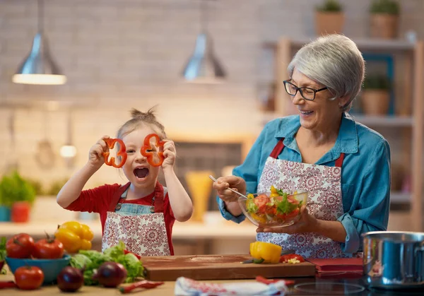 Selbstgemachtes Essen und kleine Helfer — Stockfoto