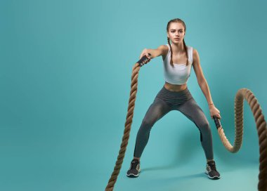 CrossFit egzersizleri yapıyor kadın