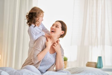 kız ve annesi güneşli sabah keyfini çıkarın