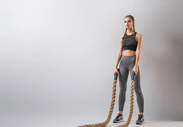 Женщина делает кроссфит упражнения — стоковое фото