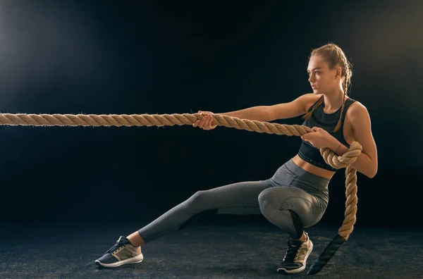 CrossFit egzersizleri yapıyor kadın — Stok fotoğraf