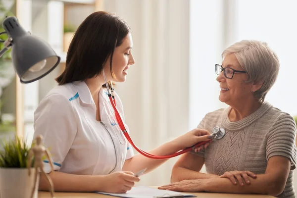 Doente a ouvir o médico — Fotografia de Stock