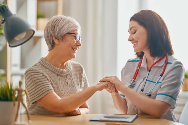 Patient hört Arzt zu — Stockfoto