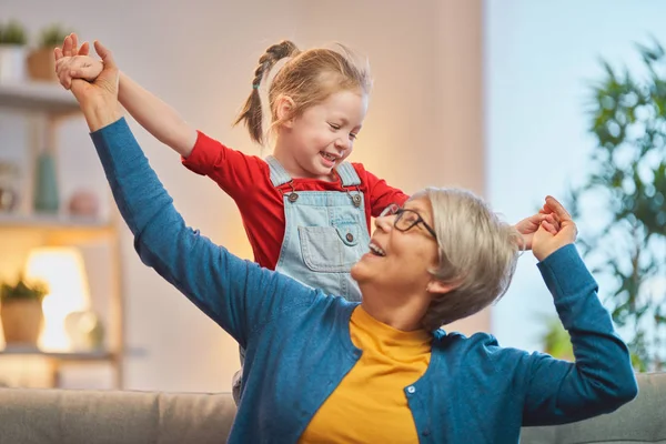 Meisje en haar grootmoeder — Stockfoto