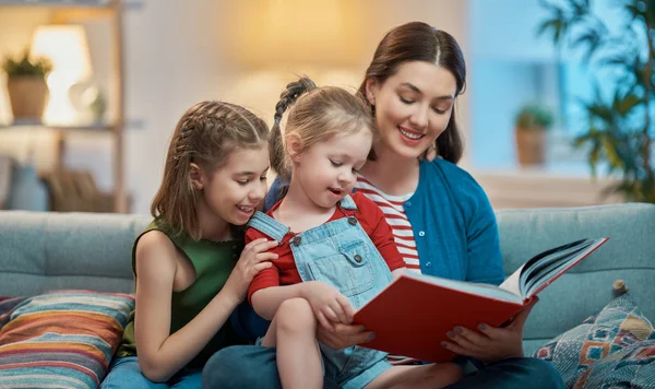 Mother reading a book to daughters — Stock Photo, Image