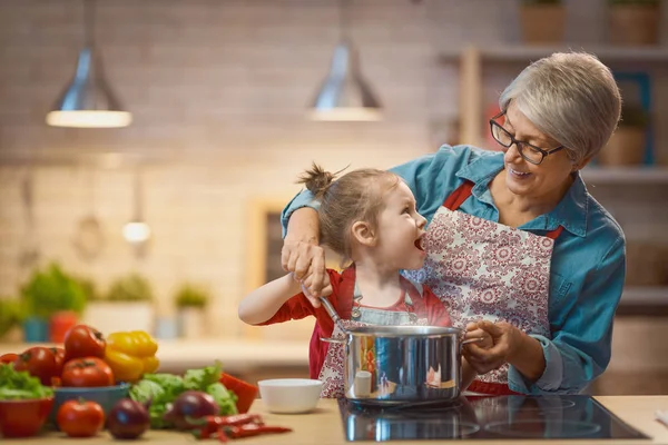 Cibo fatto in casa e piccolo aiutante — Foto Stock