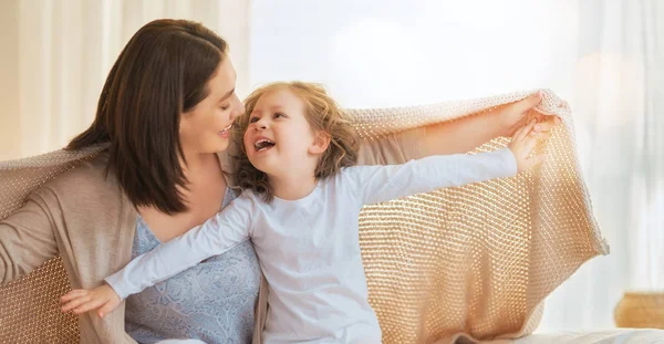 Mädchen und ihre Mutter genießen sonnigen Morgen — Stockfoto