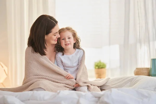 Ragazza e sua madre godono di mattina di sole — Foto Stock