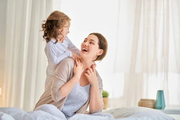 Meisje en haar moeder genieten van zonnige ochtend — Stockfoto