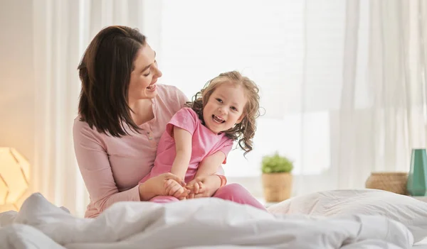 Chica y su madre disfrutar de la mañana soleada — Foto de Stock