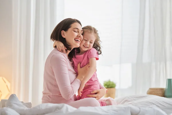 Mädchen und ihre Mutter genießen sonnigen Morgen — Stockfoto