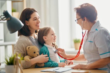 Doktor randevusundaki çocuk