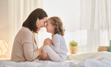 kız ve annesi güneşli sabah keyfini çıkarın