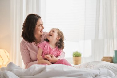 kız ve annesi güneşli sabah keyfini çıkarın