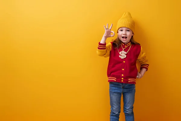 Kind op heldere kleur achtergrond. — Stockfoto