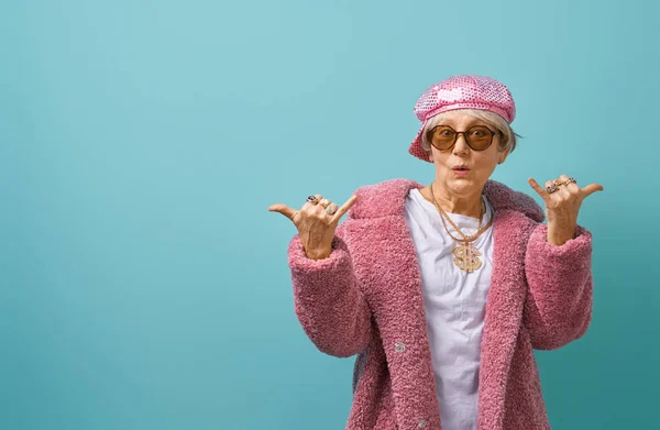 Seniorin auf farbigem Hintergrund — Stockfoto