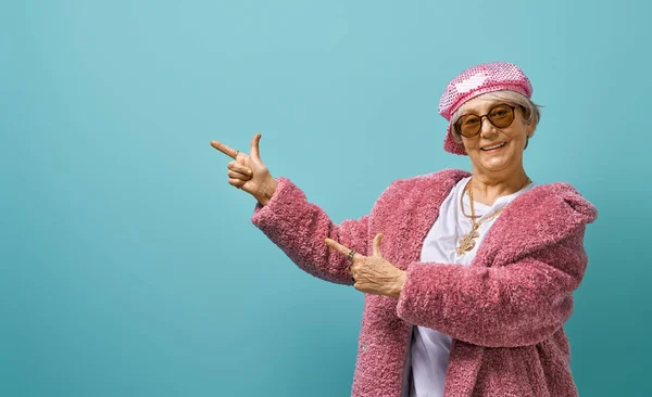 Idős nő színes backgroun — Stock Fotó