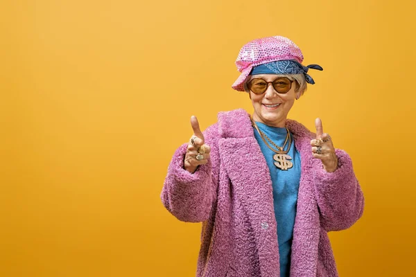Idős nő színes backgroun — Stock Fotó