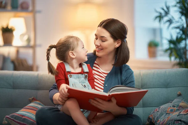 Mãe lendo um livro para filha — Fotografia de Stock