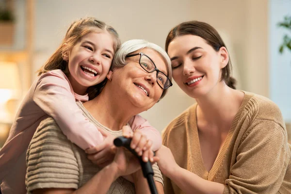 Filles, leur mère et grand-mère — Photo