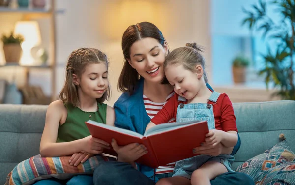 Moeder het lezen van een boek aan dochters — Stockfoto