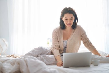 Dizüstü bilgisayarda çalışan bir kadın