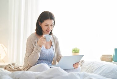 Dizüstü bilgisayarda çalışan bir kadın