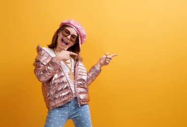 Parlak renk arkaplanı olan çocuk.