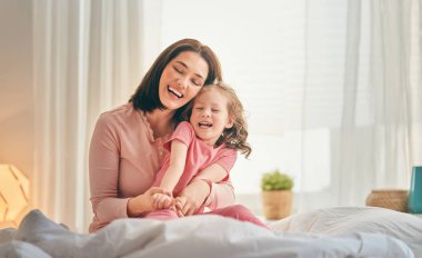 kız ve annesi güneşli sabah keyfini çıkarın