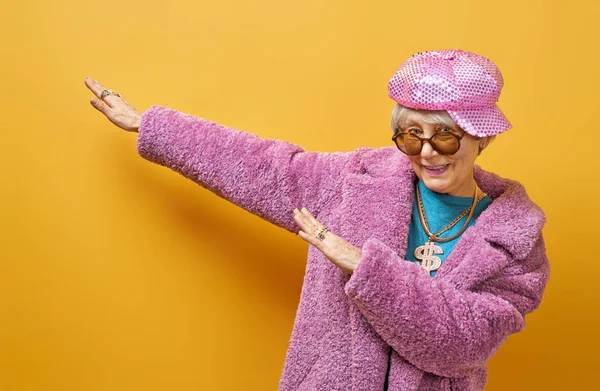 Donna anziana su sfondo a colori — Foto Stock