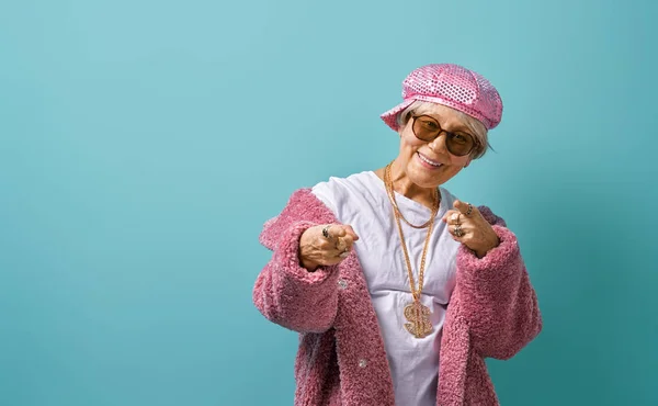 Пожилая женщина на цветном фоне — стоковое фото