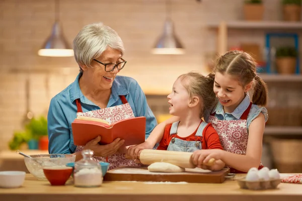 Selbstgemachtes Essen und kleine Helfer — Stockfoto